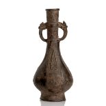 Flaschenvase aus Bronze im archaischen Stil mit zwei seitlichen Handhaben, teils grün korrodiert