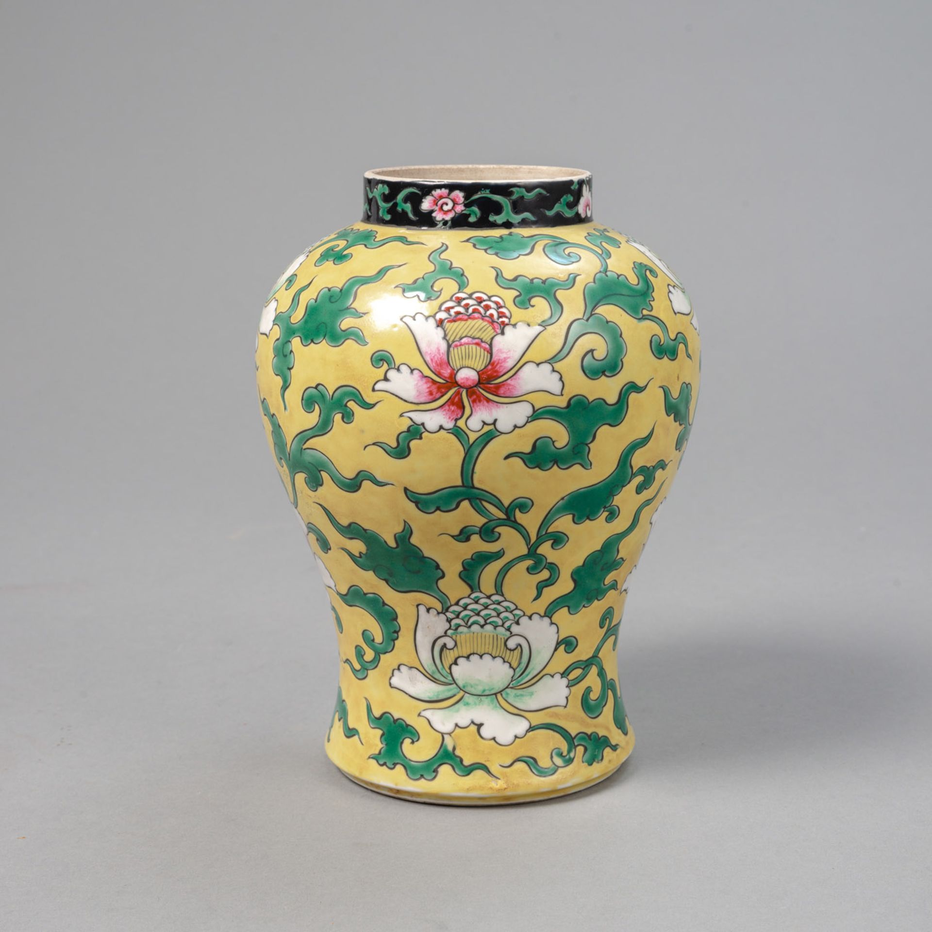 Gelbgrundige Balustervase aus Porzellan mit polychrom bemaltem Lotosdekor