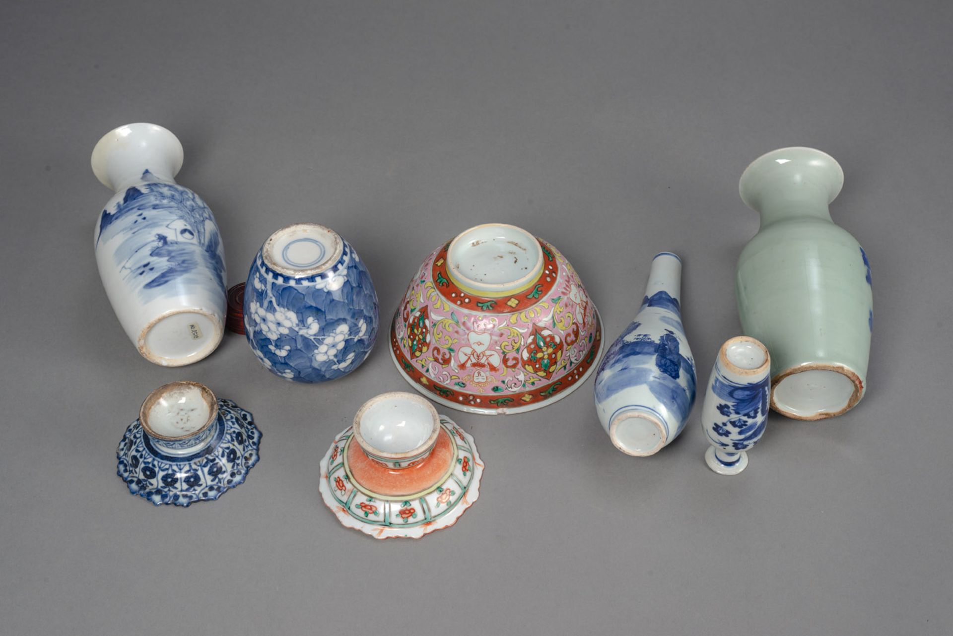 A GROUP OF BLUE AND WHITE AND POLYCHROME PORCELAIN VASES AND BOWLS - Image 3 of 3