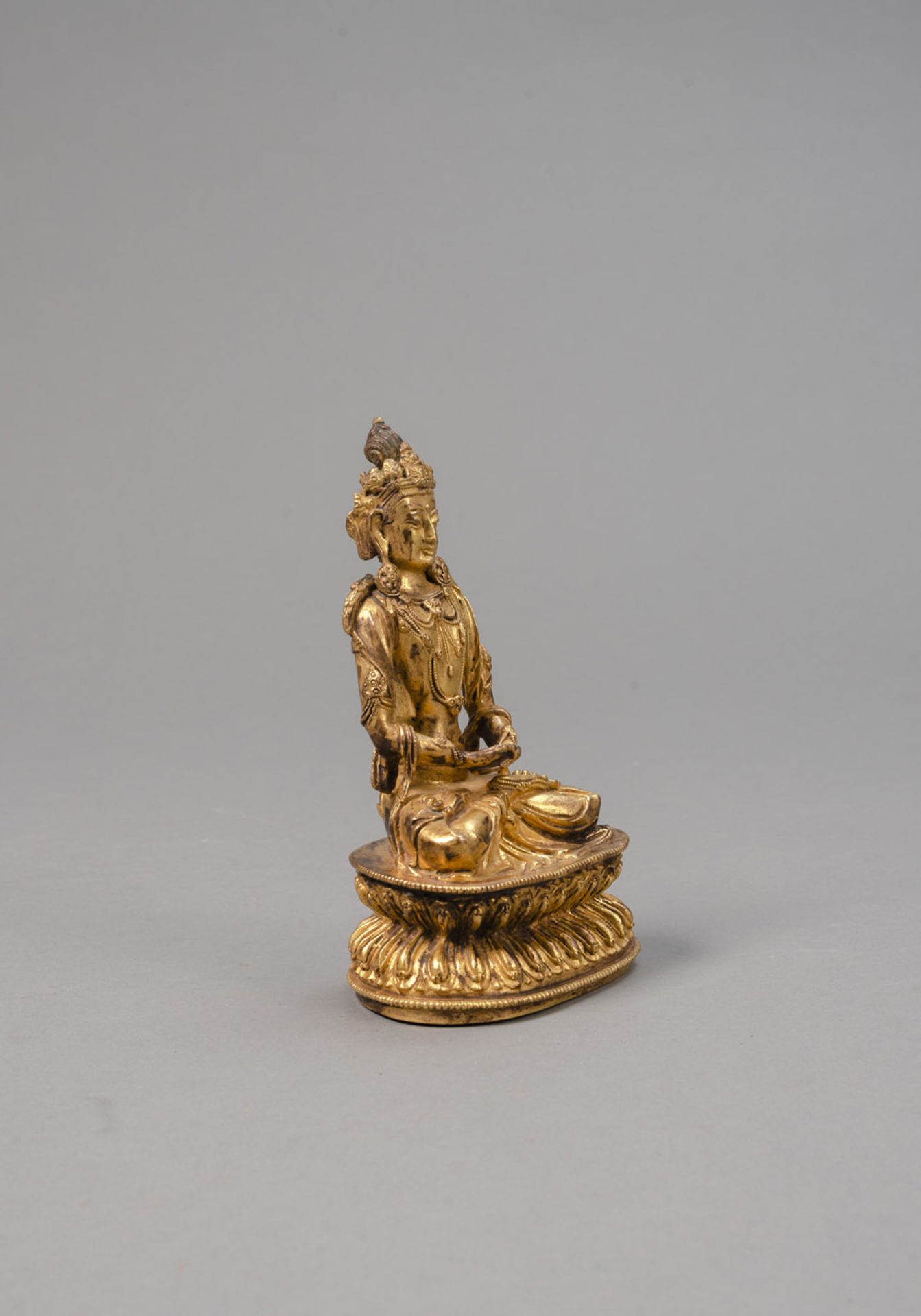 A GILT-BRONZE FIGURE OF AMITAYUS - Image 2 of 5