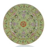 Rundplatte aus Porzellan mit 'Famille rose'-Dekor von Fledermäusen, Lotos, Granatäpfeln u. a. auf m
