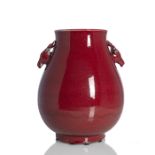 'Hu'-förmige Vase mit Hirschkopf-Handhaben und Ochsenblutglasur