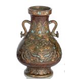 Henkelvase mit Teadust-Glasur, Faux-Bois- und archaistischem Faux-Bronze-Dekor