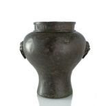 Seltene datierte Vase aus Bronze