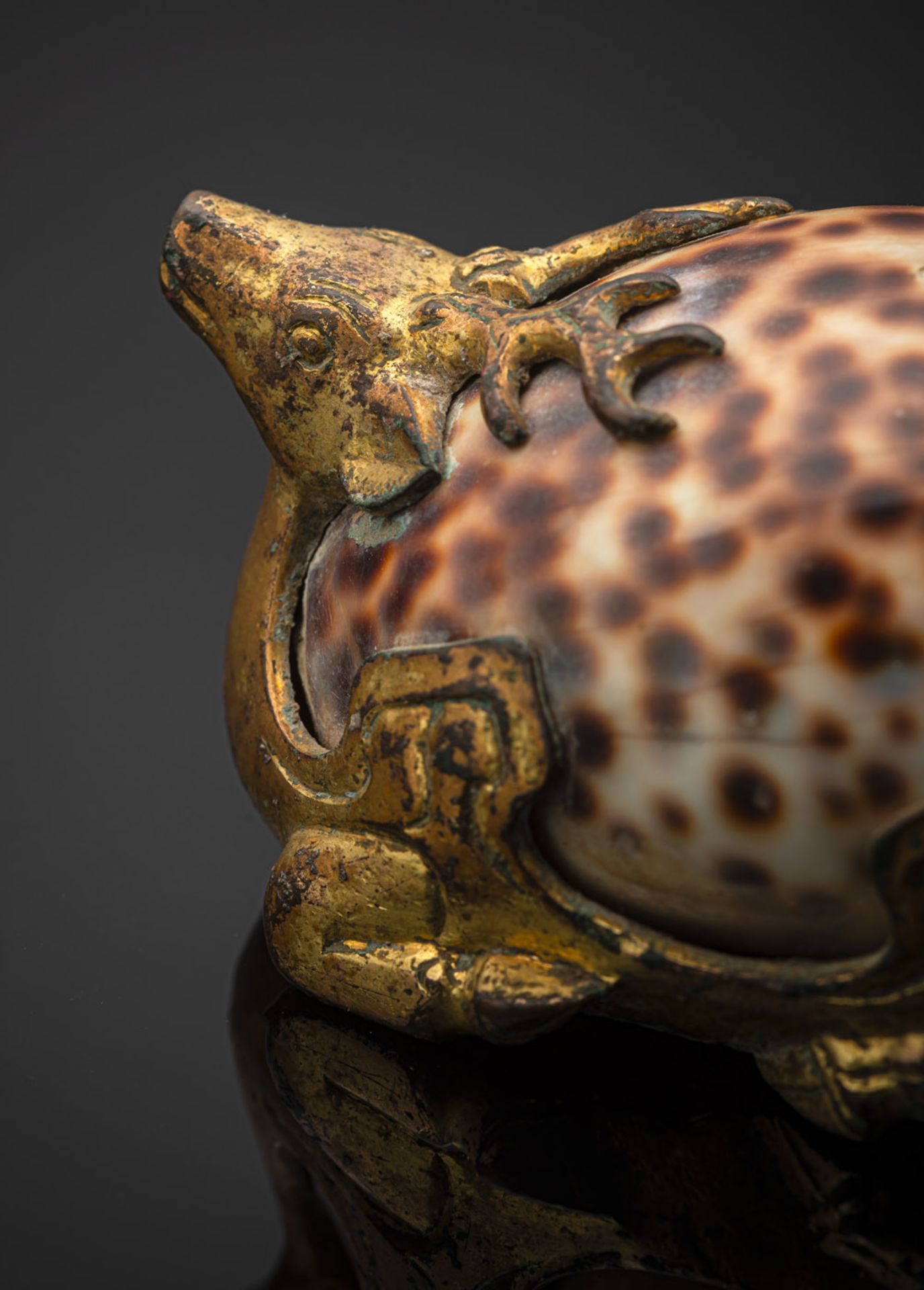 Feines und seltenes Gewicht in Form eines feuervergoldeten Hirsches mit Kauri-Muschel - Bild 5 aus 10