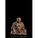 Feine und große Figur des sitzenden Budai mit Lackauflage und Vergoldung aus Holz