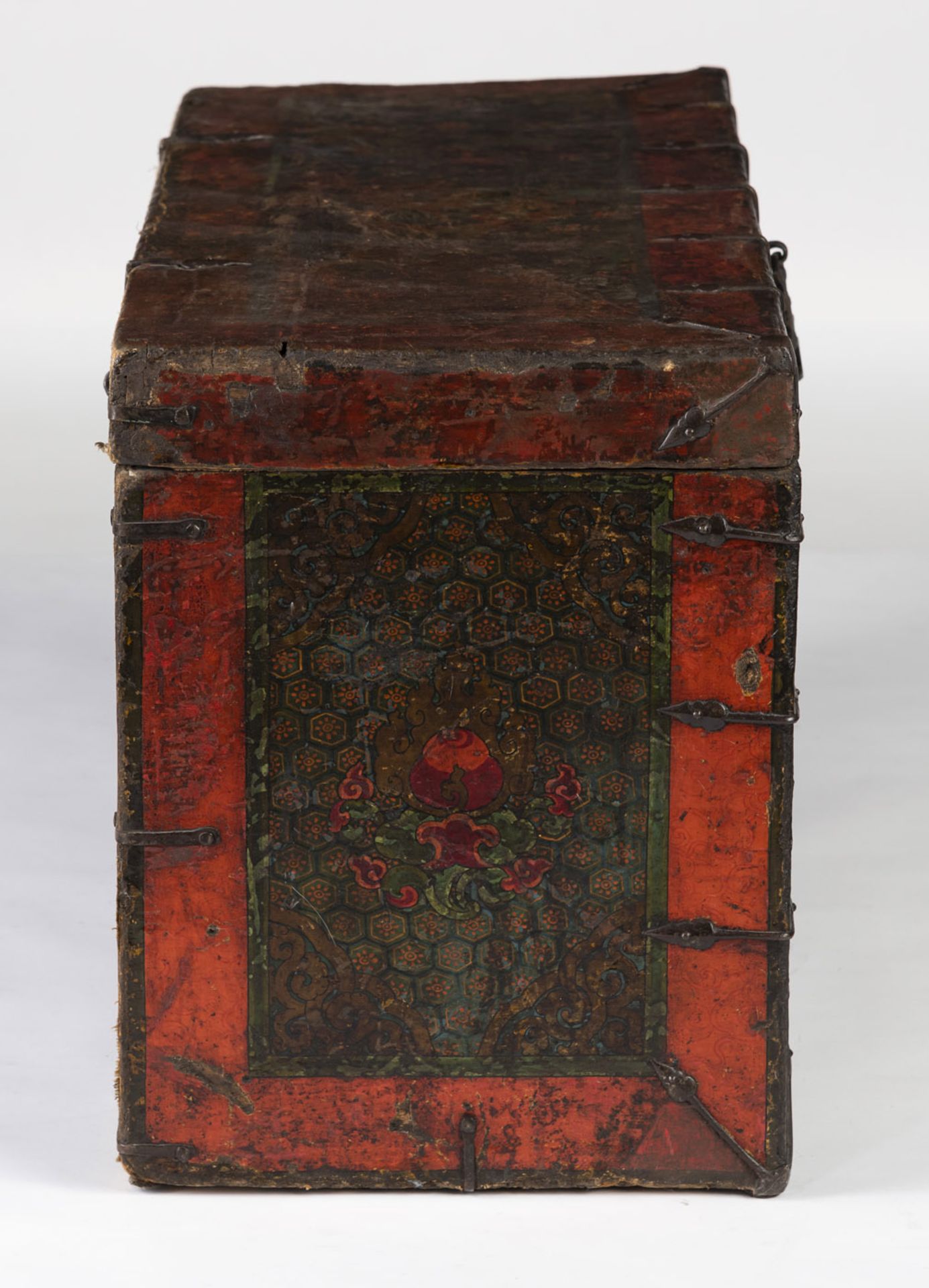 A POLYCHROME WOOD STORAGE TRUNK - Image 3 of 6