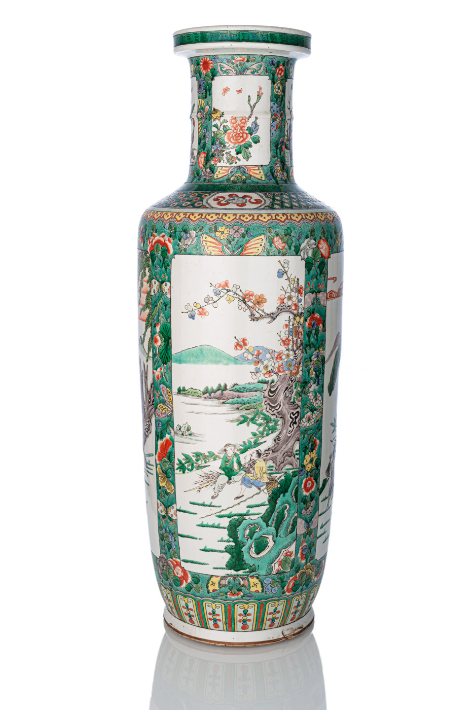 A LARGE 'FAMILLE VERTE' ROULEAU PORCELAIN VASE PAINTED WITH FIGURAL SCENES - Image 2 of 4