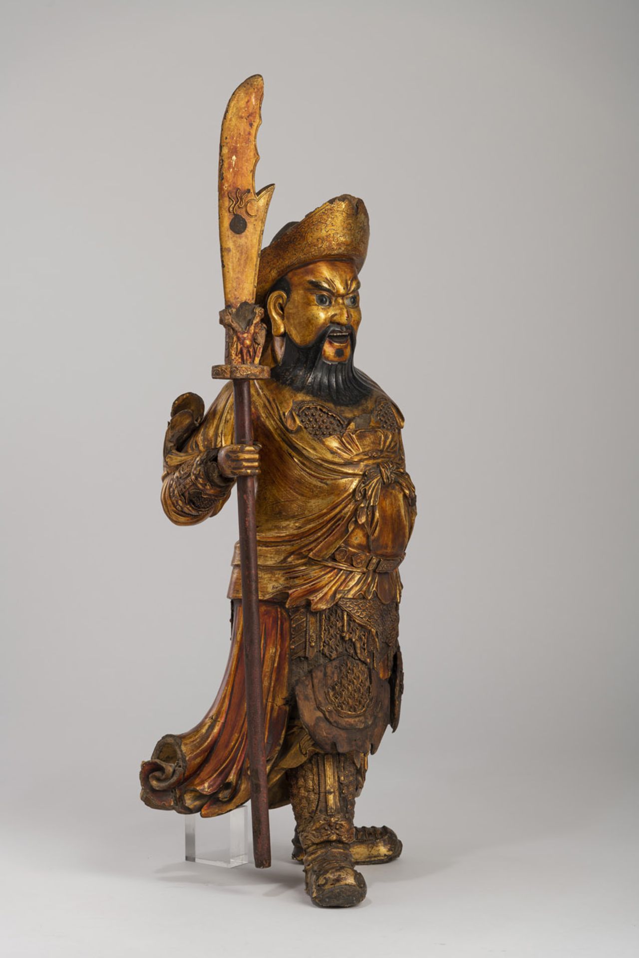 ERRATUM: A LARGE GILT-LACQUERED WOOD FIGURE OF ZHOU CANG - Image 4 of 6