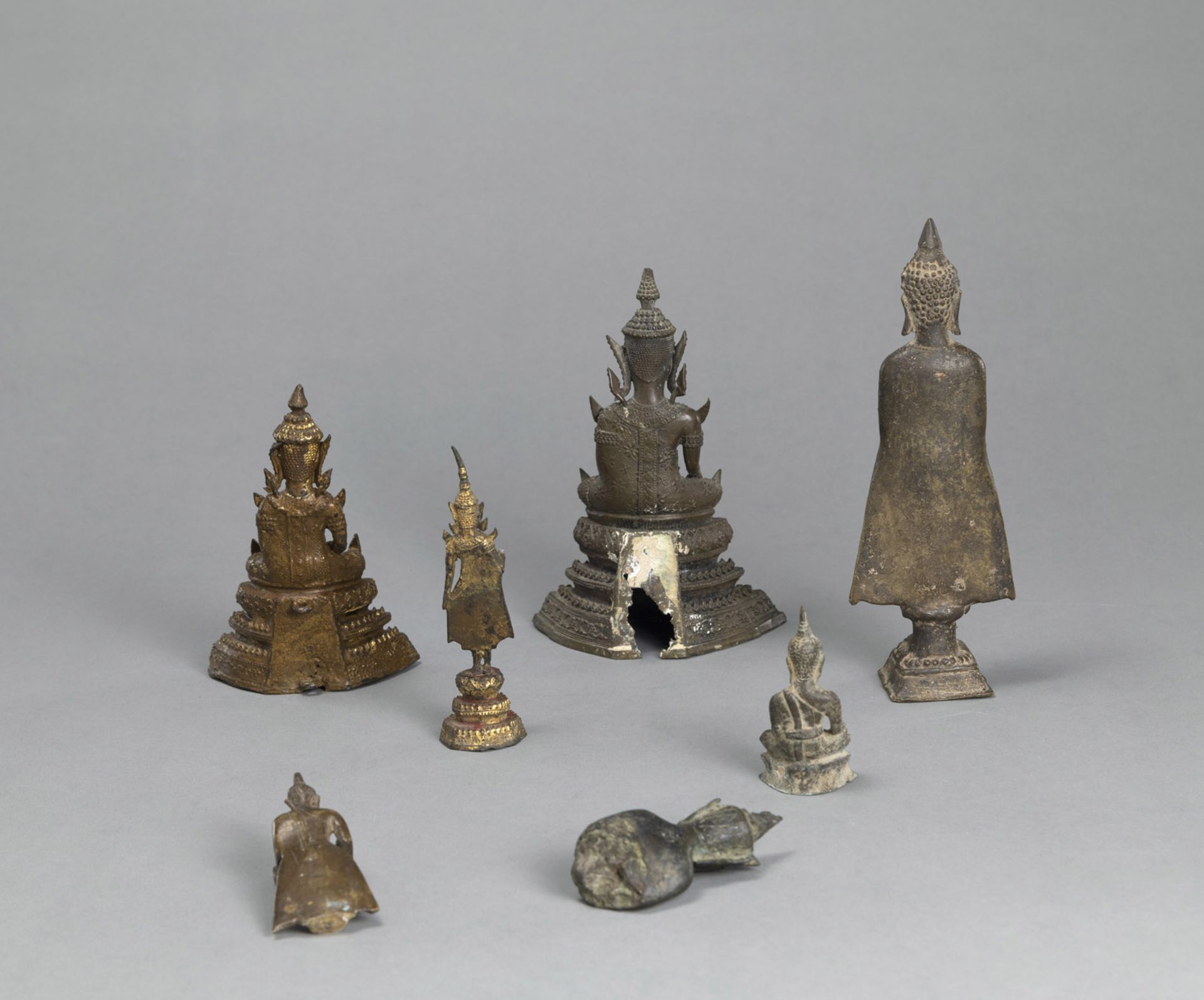 Gruppe von sieben Buddhafiguren aus Bronze, teils vergoldet - Bild 3 aus 4