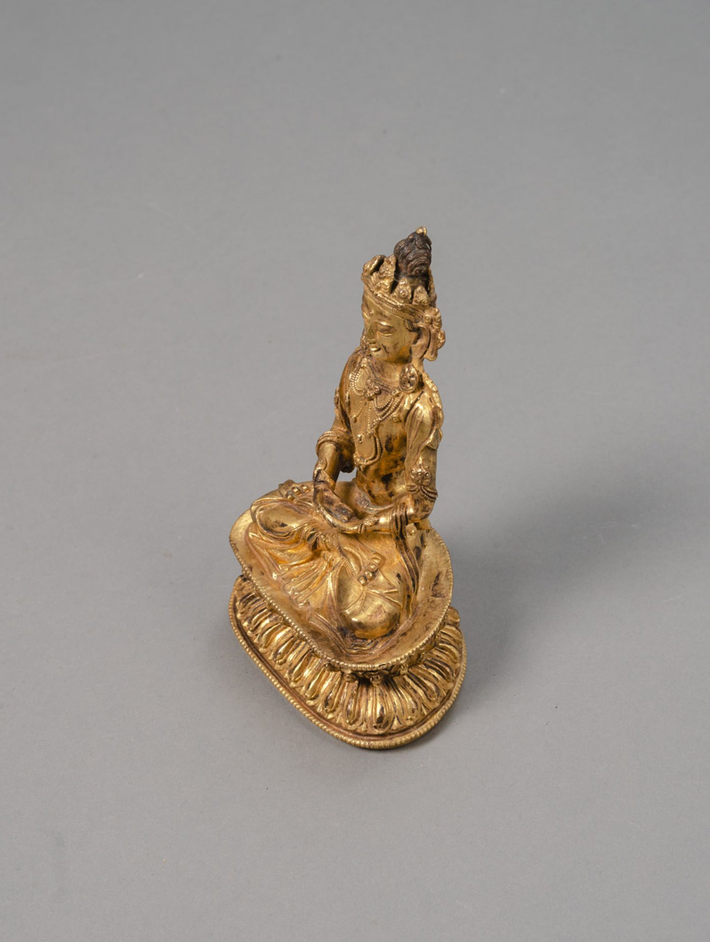 A GILT-BRONZE FIGURE OF AMITAYUS - Image 4 of 5