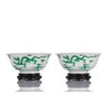 Paar Porzellanschalen mit Drachendekor in grünem Email