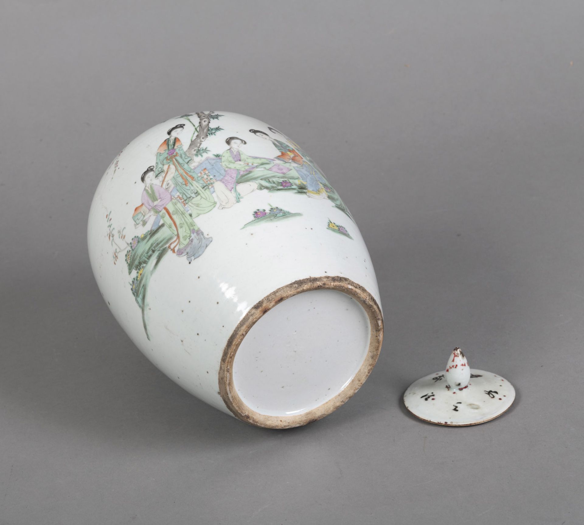 A POLYCHROME PAINTED PORCELAIN VASE AND COVER DEPICTING LADIES IN A GARDEN, ON THE RESERVE AN INSCR - Image 4 of 4