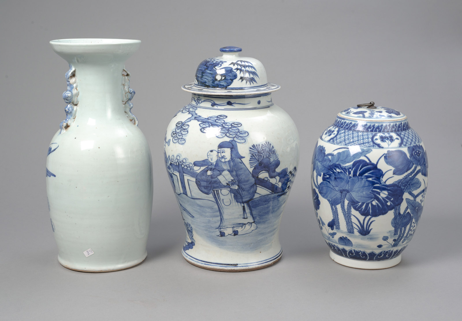 LOT OF BLUE AND WHITE PORCELAIN: FIVE VASES AND COVERS, ONE BALUSTER VASE - Image 3 of 4