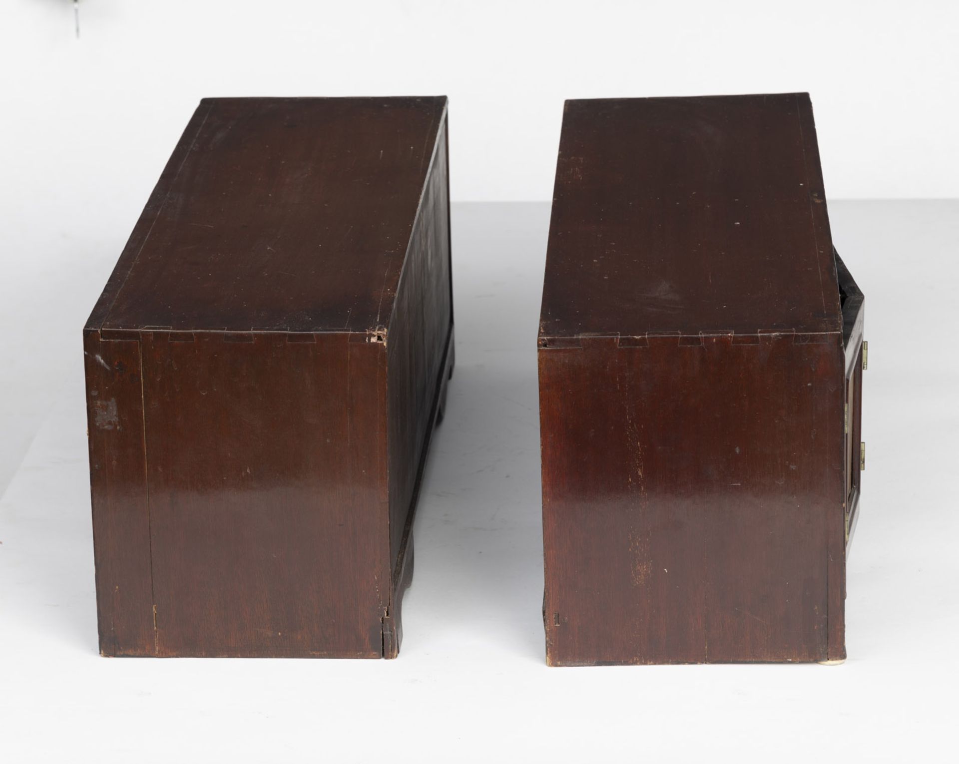 Paar flache Holz-Schränke (mungab), jeweils mit zweiteiligen klappbaren Türen, mit Marmorpaneelen e - Bild 5 aus 8