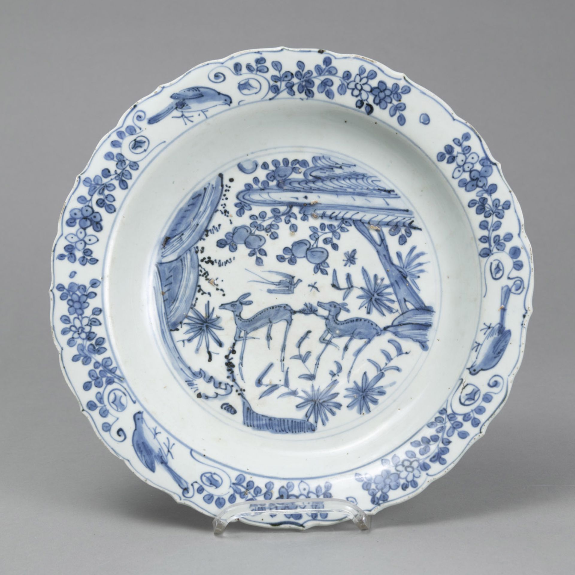 A FLOWER-SHAPED UNDERGLAZE BLUE DISH DEPICTING TWO DEER