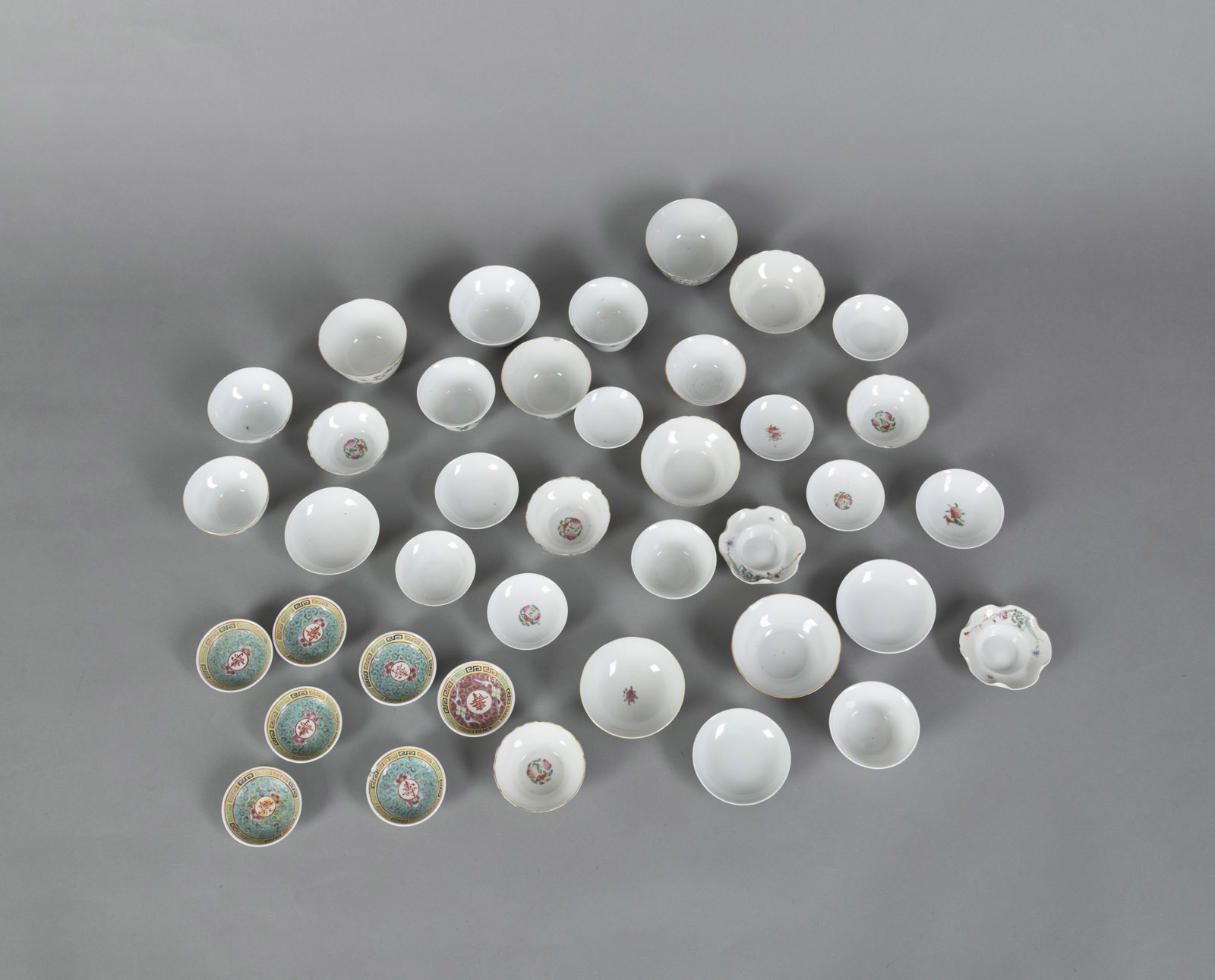 LOT OF 'FAMILLE ROSE' PORCELAIN: BOWLS AND COVERS, SAUCERS A.O. - Image 3 of 4