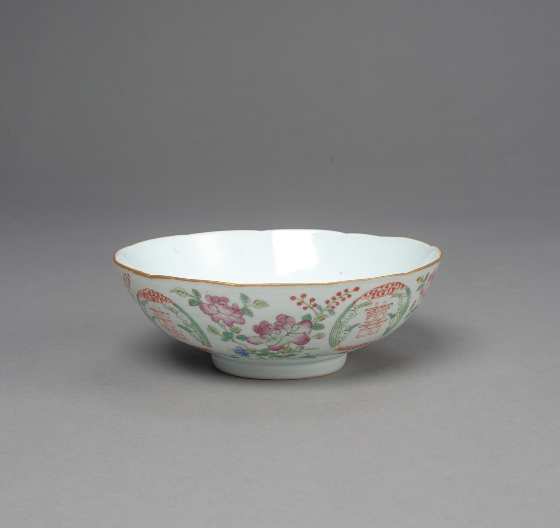 A FLORIFORM 'FAMILLE ROSE' 'SHUANGXI' PORCELAIN BOWL - Image 2 of 4