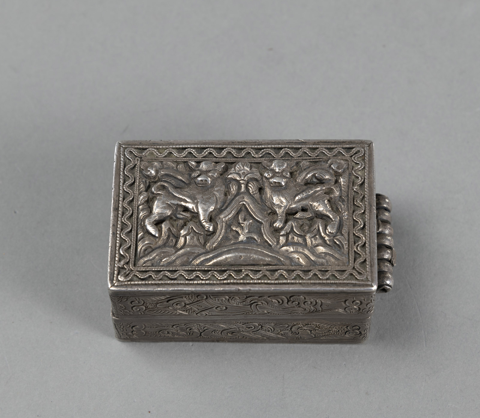 A RECTANGULAR SILVER BOX WITH HINGED COVER DEPICTING TWO WHITE SNOW LIONS - Image 2 of 4