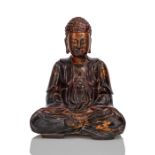 Skulptur des Buddha Shakyamuni aus Holz mit goldfarbener und roter Lackfassung