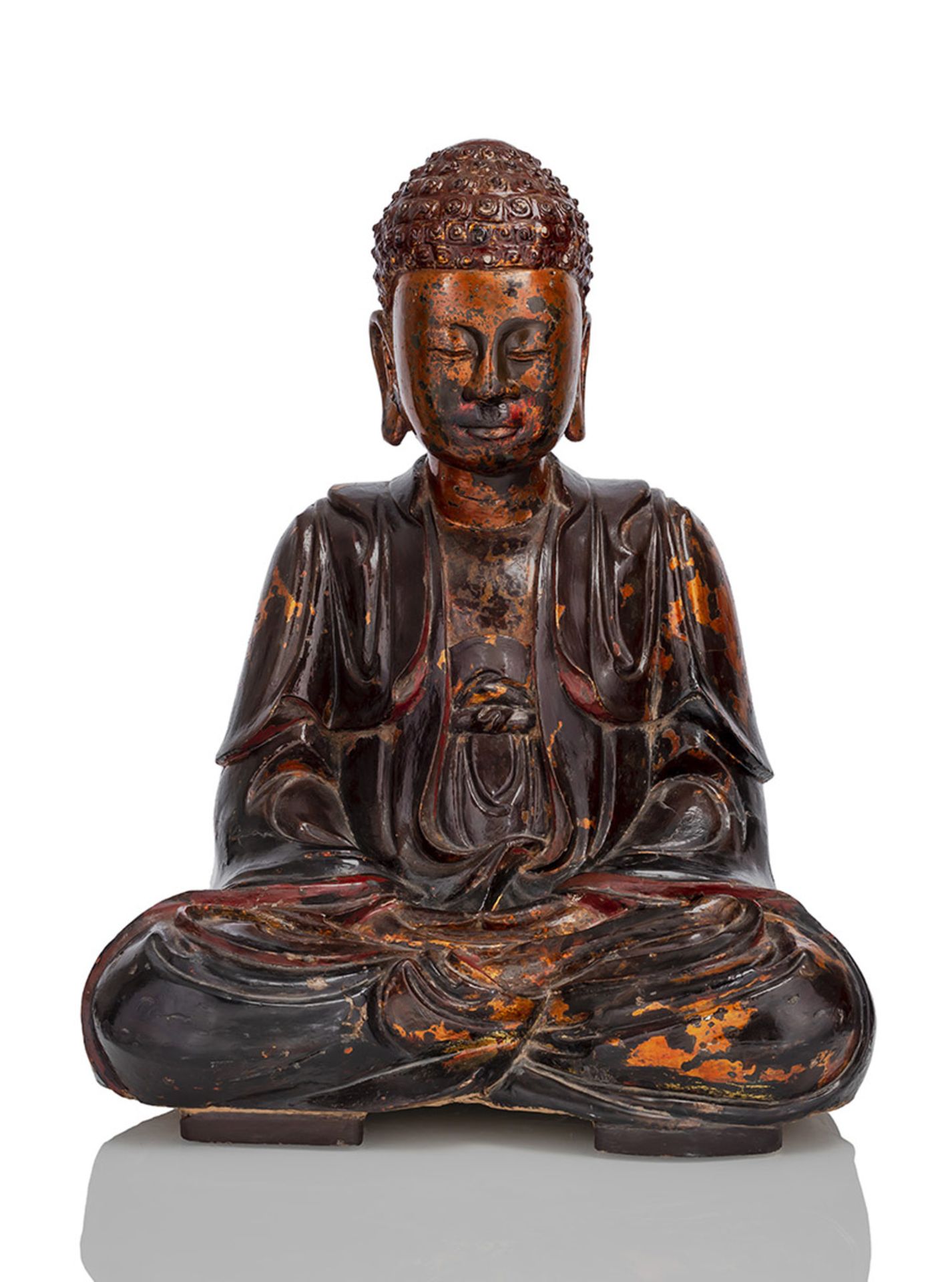 Skulptur des Buddha Shakyamuni aus Holz mit goldfarbener und roter Lackfassung