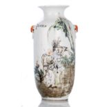 Porzellanvase mit 'qianjiang'-Malerei eines Fischers im Dialog mit einem Holzfäller