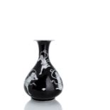 Seltene Vase mit Dekor von Donnergöttern 'Kui Xing' auf schwarzem Fond