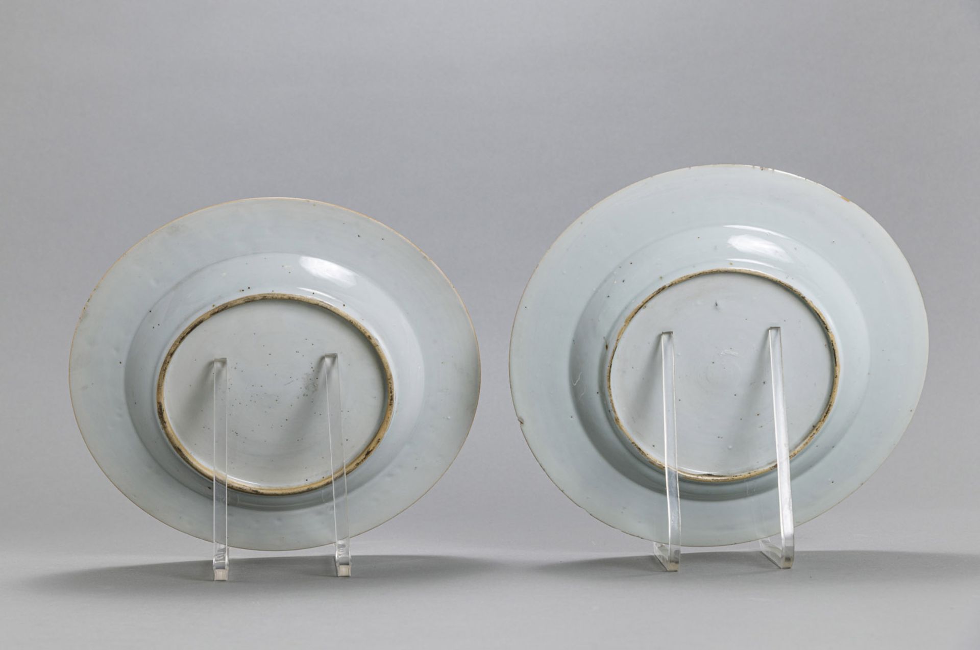 A PAIR OF 'FAMILLE ROSE' EXPORT PORCELAIN PLATES - Image 2 of 2