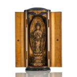 Butsudan mit Senryu Kannon aus Holz mit Lackauflage und partieller Vergoldung