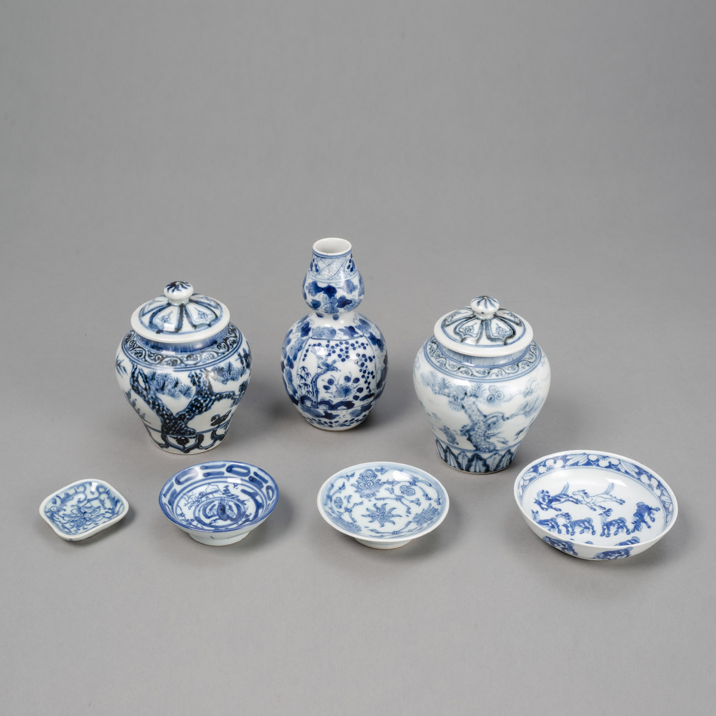 A GROUP OF BLUE AND WHITE PORCELAIN PIECES, E.G. TWO LIDDED VASES, ONE 'HULUPING', A HORSES DISH