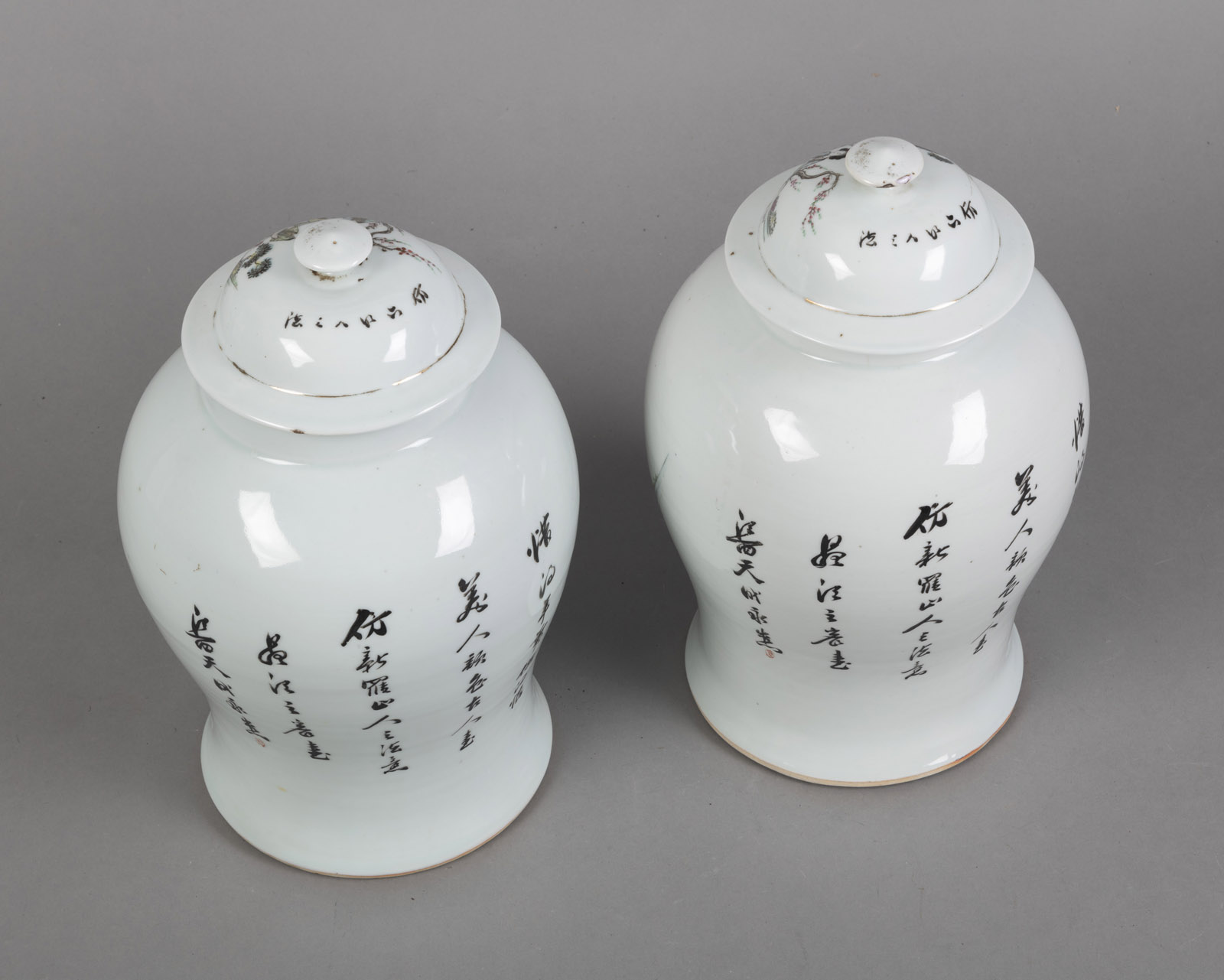 A PAIR OF INSCRIBED 'QIANJIANGCAI' FIGURAL PORCELAIN VASES WITH COVERS - Image 3 of 4