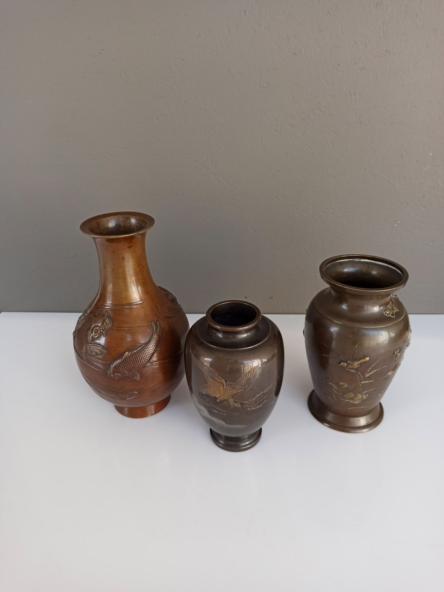 THREE BRONZE VASES AMONG OTHERS DECORATED WITH SPARROWS, AN EAGLE AND CARPS - Image 2 of 4