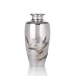 Feine Vase aus Silber mit Möwendekor
