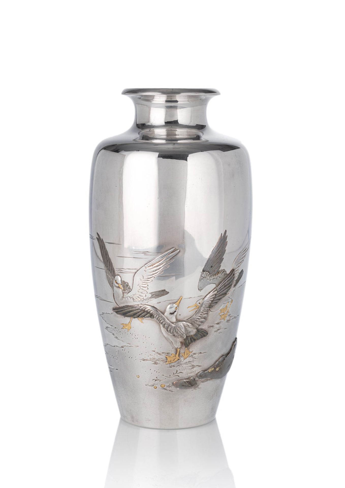 Feine Vase aus Silber mit Möwendekor