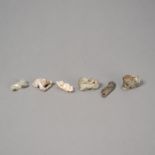 Sechs kleine Schnitzereien aus u.a. Jade in Gestalt von Pferd, Affen, Katzen, Knabe und Erbsenschot