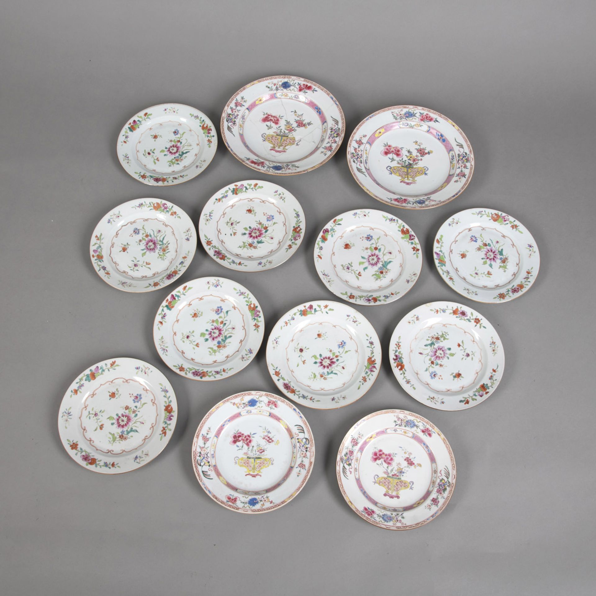 TWO LARGE AND ELEVEN SMALLER 'FAMILLE ROSE' EXPORT PORCELAIN DISHES