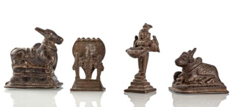 Vier Bronzen mit zwei Darstellungen von Nandi, eine Öllampe und eine Figurengruppe mit drei Gotthe