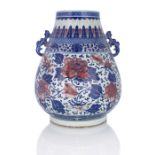 'Hu'-förmige Vase aus Porzellan mit drachenförmigen Handhaben und blau-rotem Lotosdekor