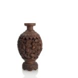 Exzellente Vase aus dunkelbraunem Holz mit Dekor von spielenden Löwen
