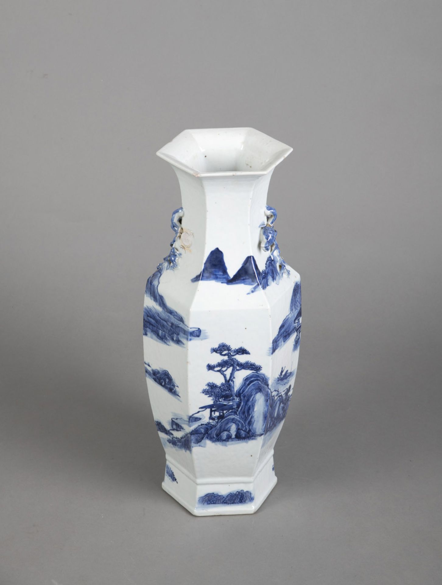 A HEXAGONAL BLUE AND WHITE LANDSCAPE PORCELAIN VASE WITH PEACH HANDLES - Image 3 of 4