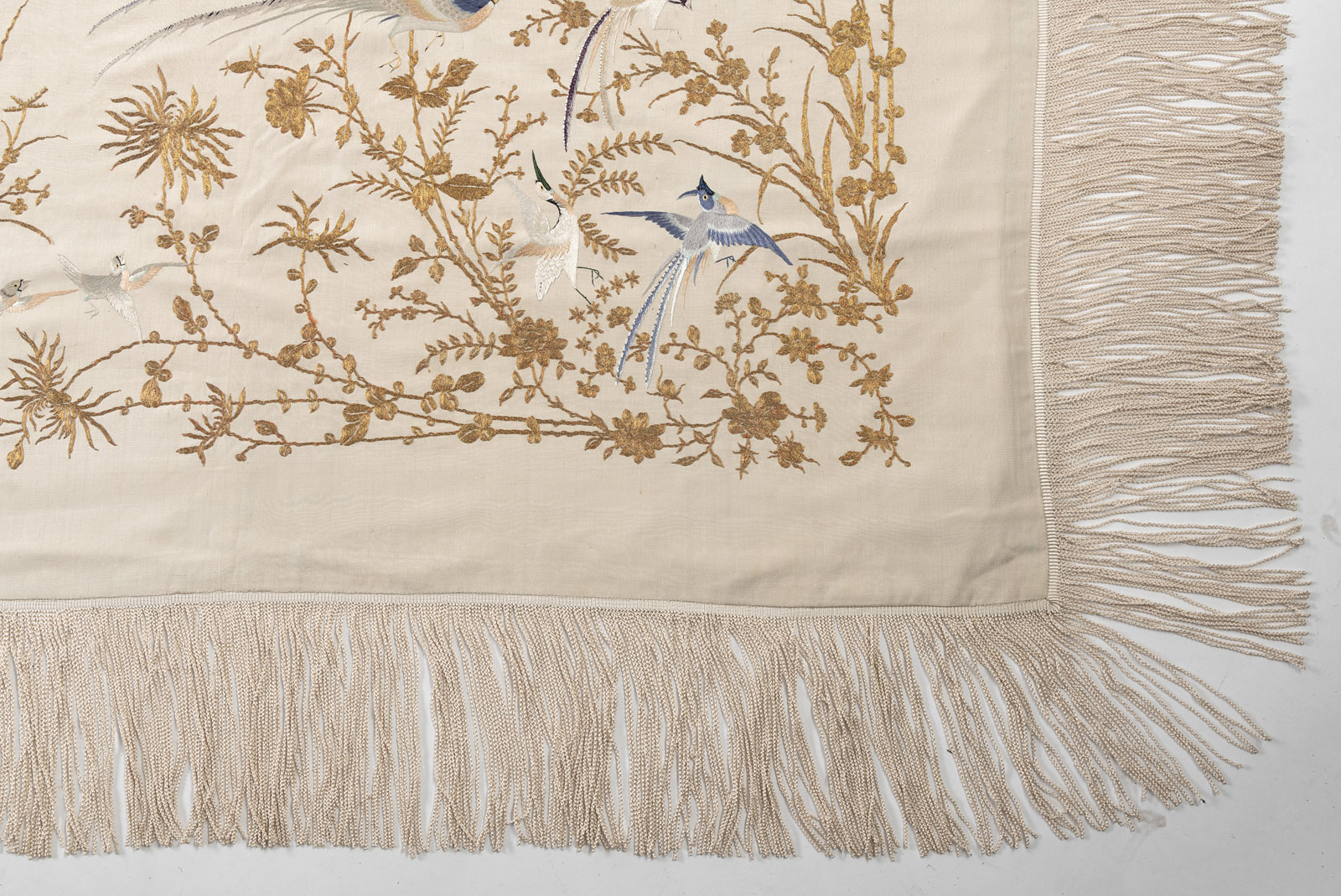 A BEDSPREAD WITH FLOWERS AND THE HUNDRED BIRDS - Image 2 of 6