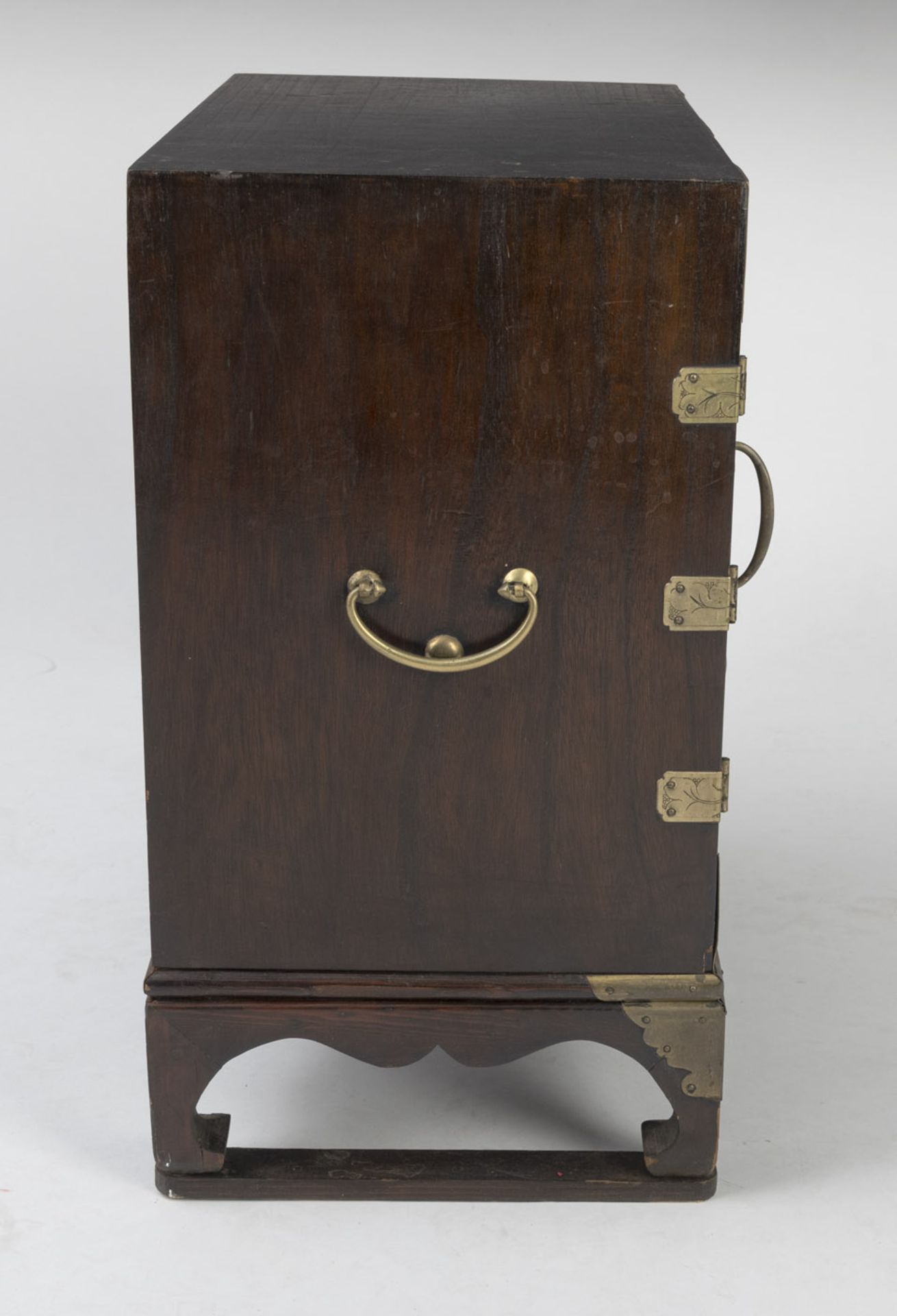 A SMALL WOOD CABINET WITH METAL FITTINGS AND TWO HANDLES, TWO SMALL DRAWERS INSIDE - Image 5 of 5