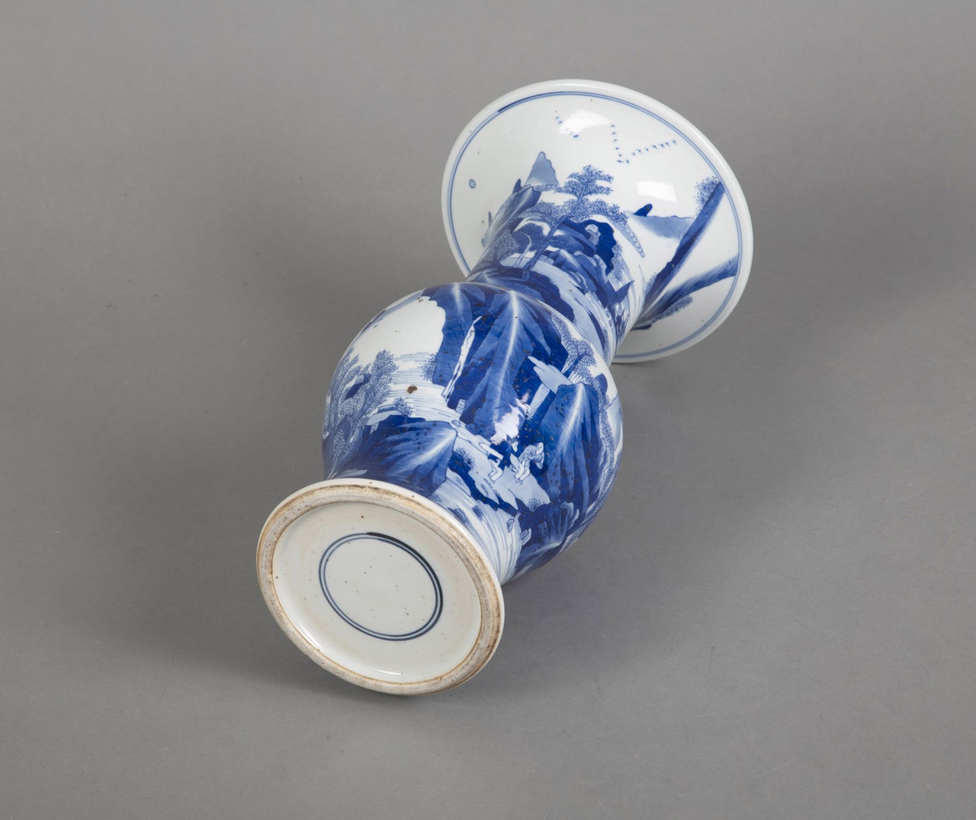 'Yenyen'-Vase aus Porzellan mit unterglasurblauem Landschaftsdekor - Bild 4 aus 4