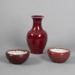 Vase in zun-Form und zwei Pinselwascher in Ochsenblutrot