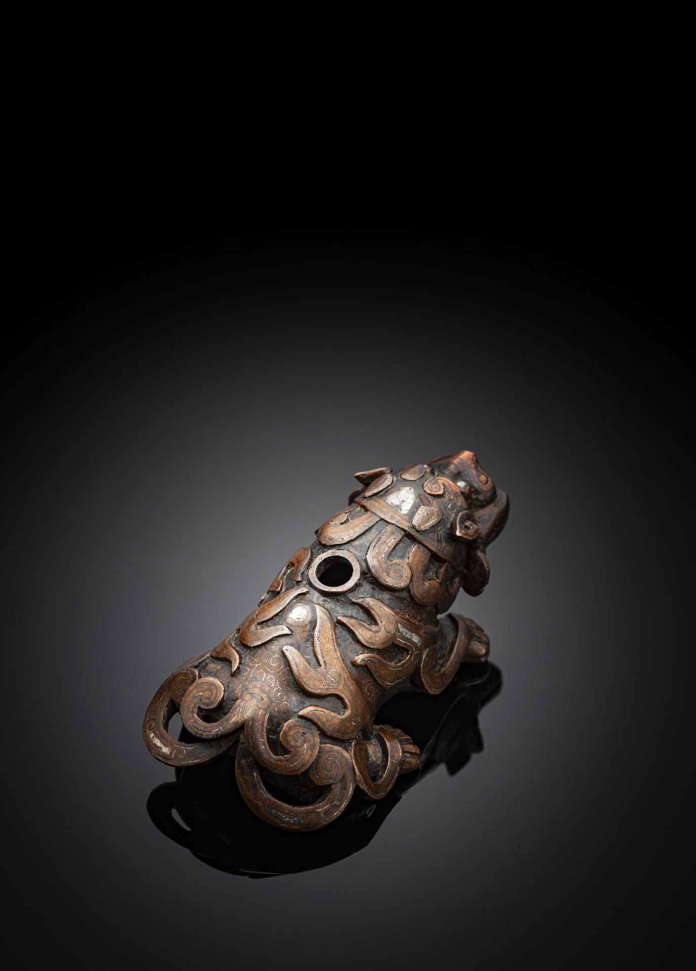Feiner mit Silber tauschierter Wassertropfer aus Bronze in Form eines Fabeltieres - Bild 3 aus 5