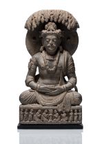 Schöne Skulptur eines Bodhisattva aus grauem Schiefer