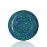 Großer Teller aus Porzellan mit grünen Drachen auf blauem Fond