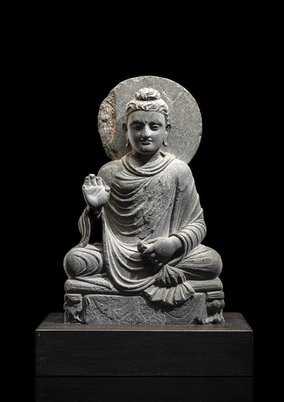 Feine Figur des Buddha Shakyamuni aus grauem Schiefer