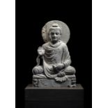 Feine Figur des Buddha Shakyamuni aus grauem Schiefer