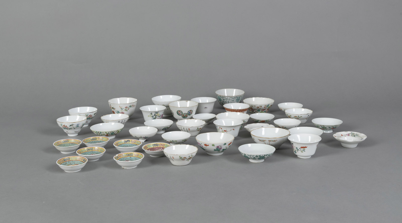 LOT OF 'FAMILLE ROSE' PORCELAIN: BOWLS AND COVERS, SAUCERS A.O. - Image 2 of 4
